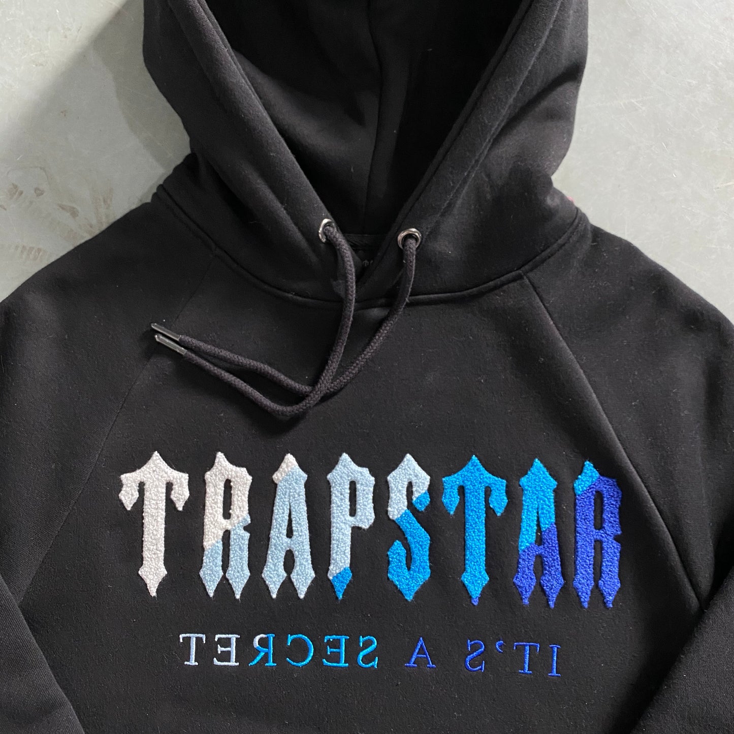 Hoodie Trapstar Decoded Preta/Azul