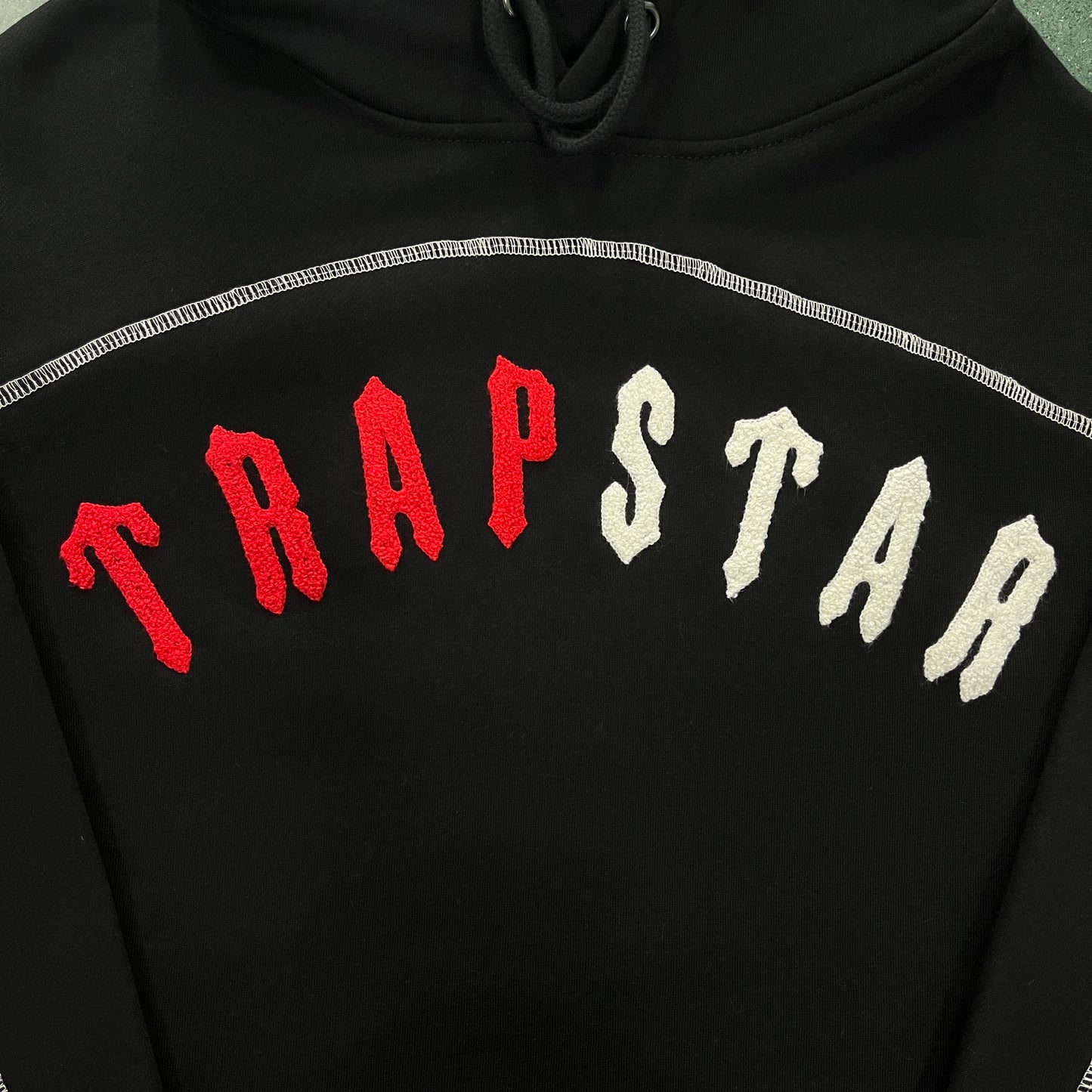 Hoodie Trapstar Irongate Preta Símbolo Vermelho/Branco