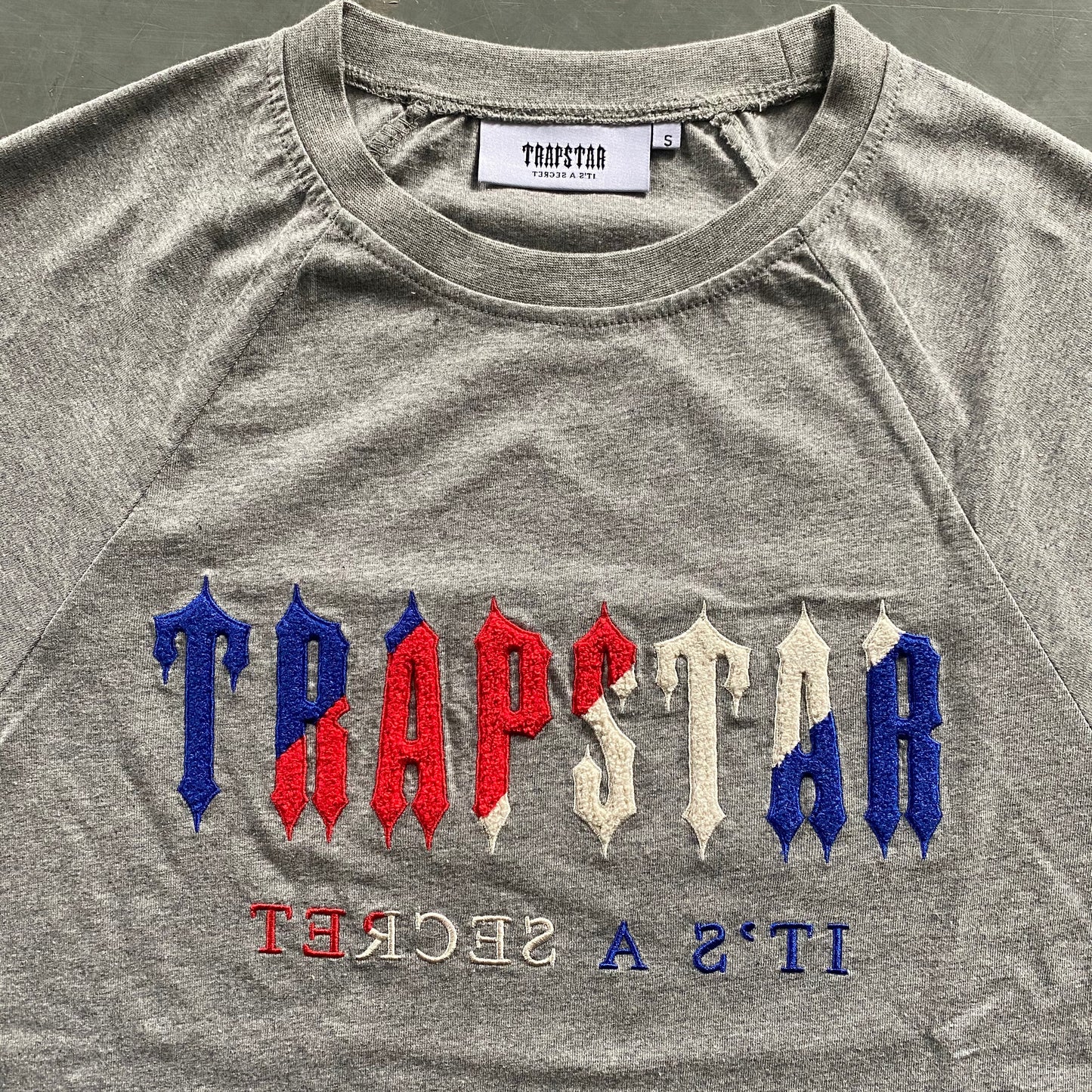 T-shirt Trapstar Decoded Cinzenta