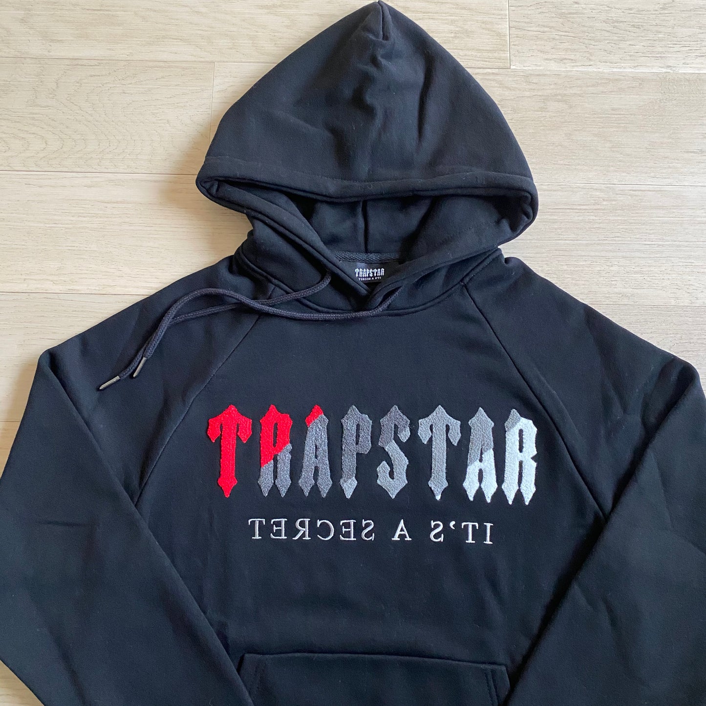 Hoodie Trapstar Decoded Preta/Vermelha