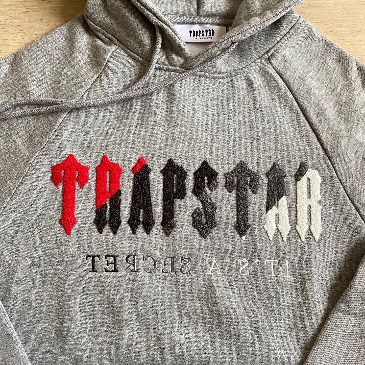 Hoodie Trapstar Decoded Cinzenta/Vermelha