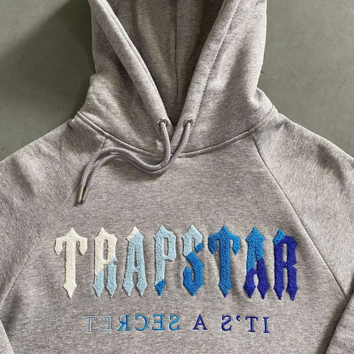 Hoodie Trapstar Decoded Cinzenta/Azul