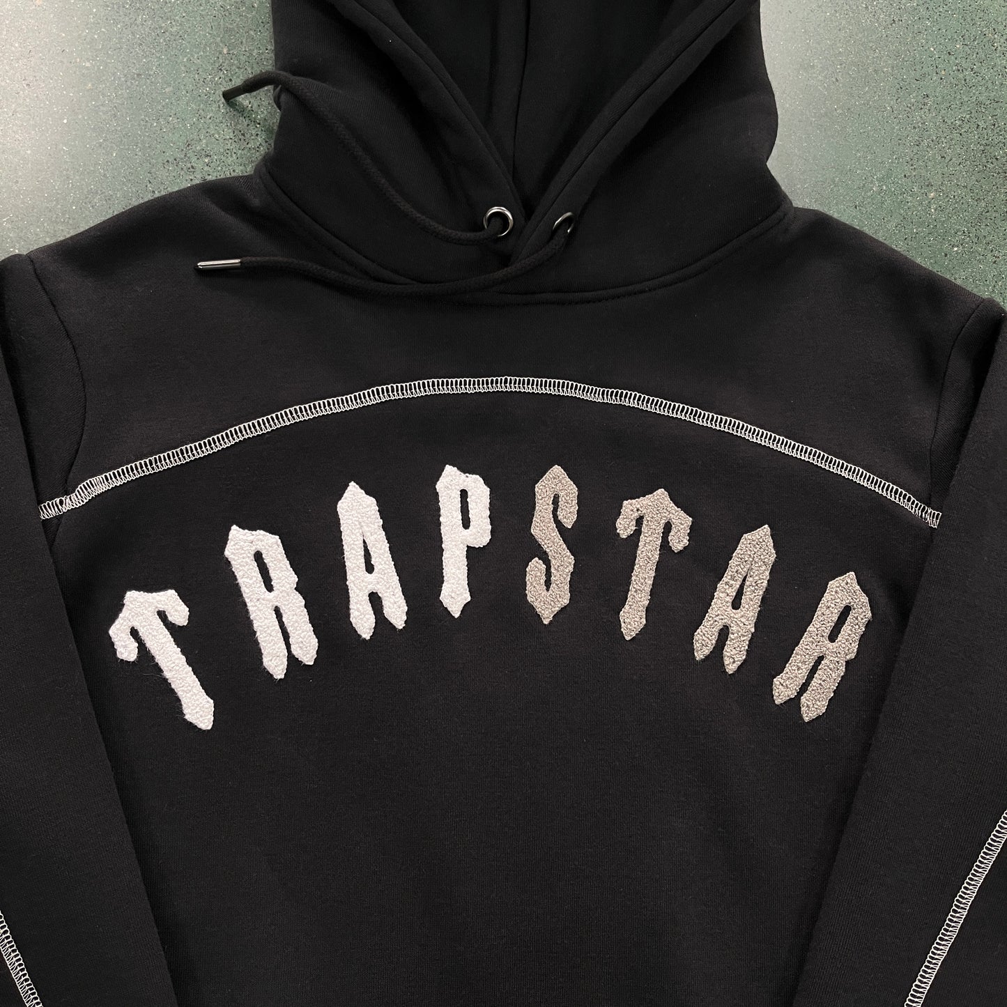 Hoodie Trapstar Irongate Preta/Cinzenta