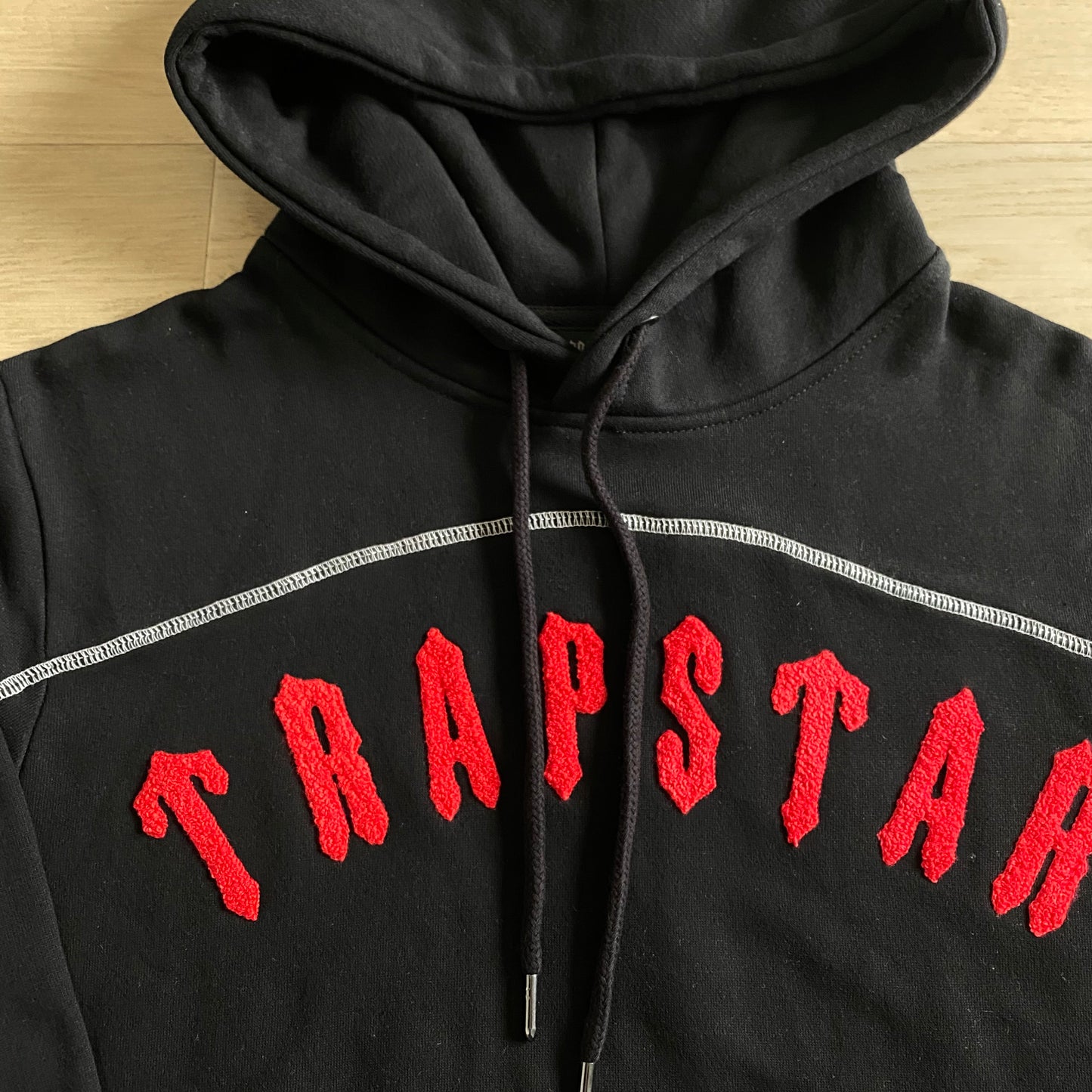 Hoodie Trapstar Irongate Preta/Vermelha