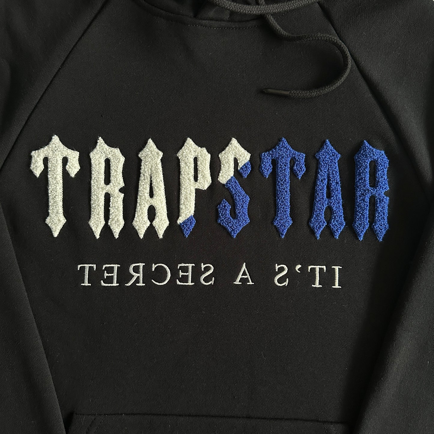 Hoodie Trapstar Decoded Preta Símbolo Branco/Azul