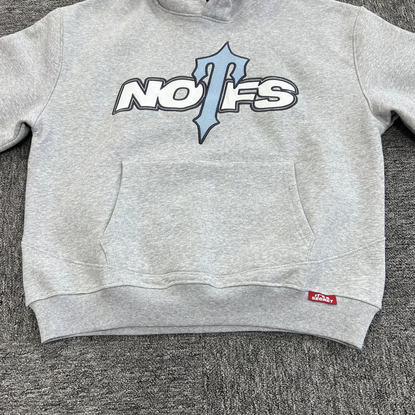 Hoodie Trapstar x NOFS Cinzenta