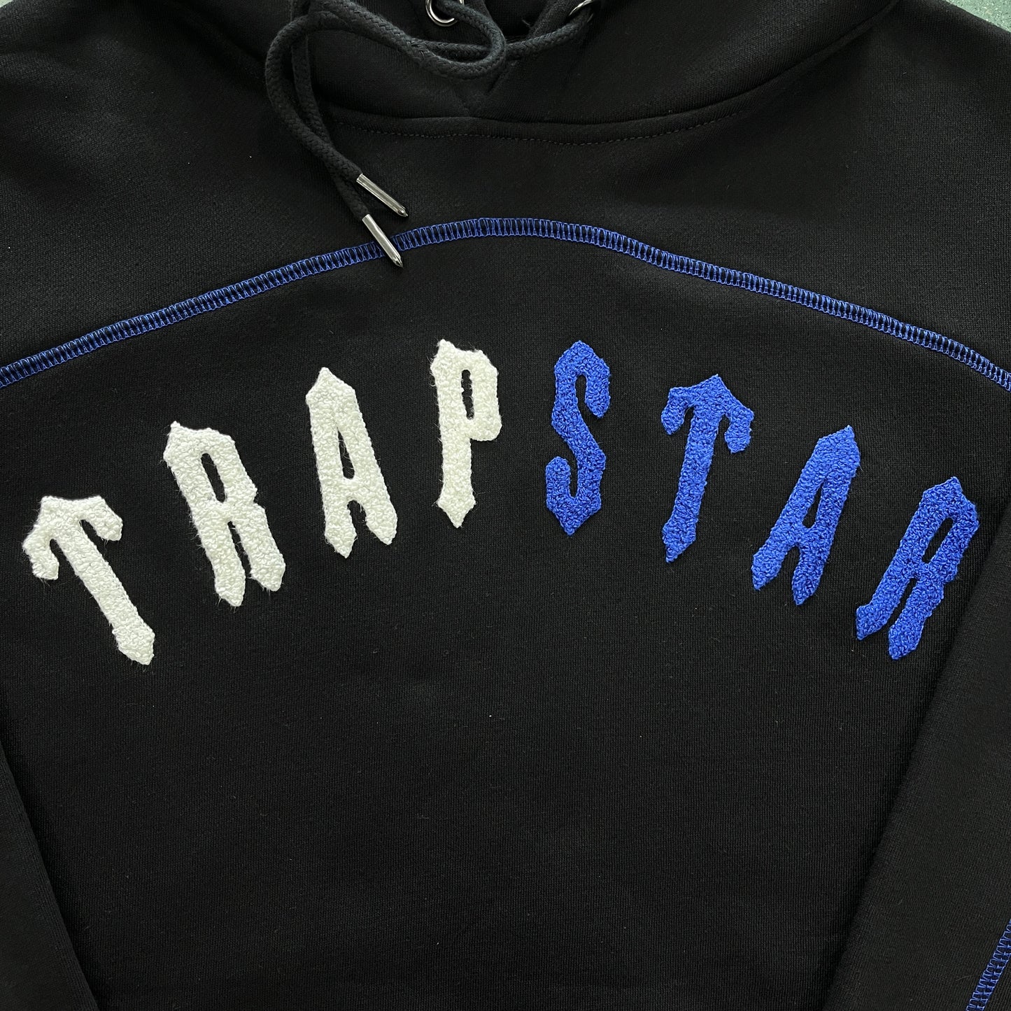 Hoodie Trapstar Irongate Preta Símbolo Azul/Branco