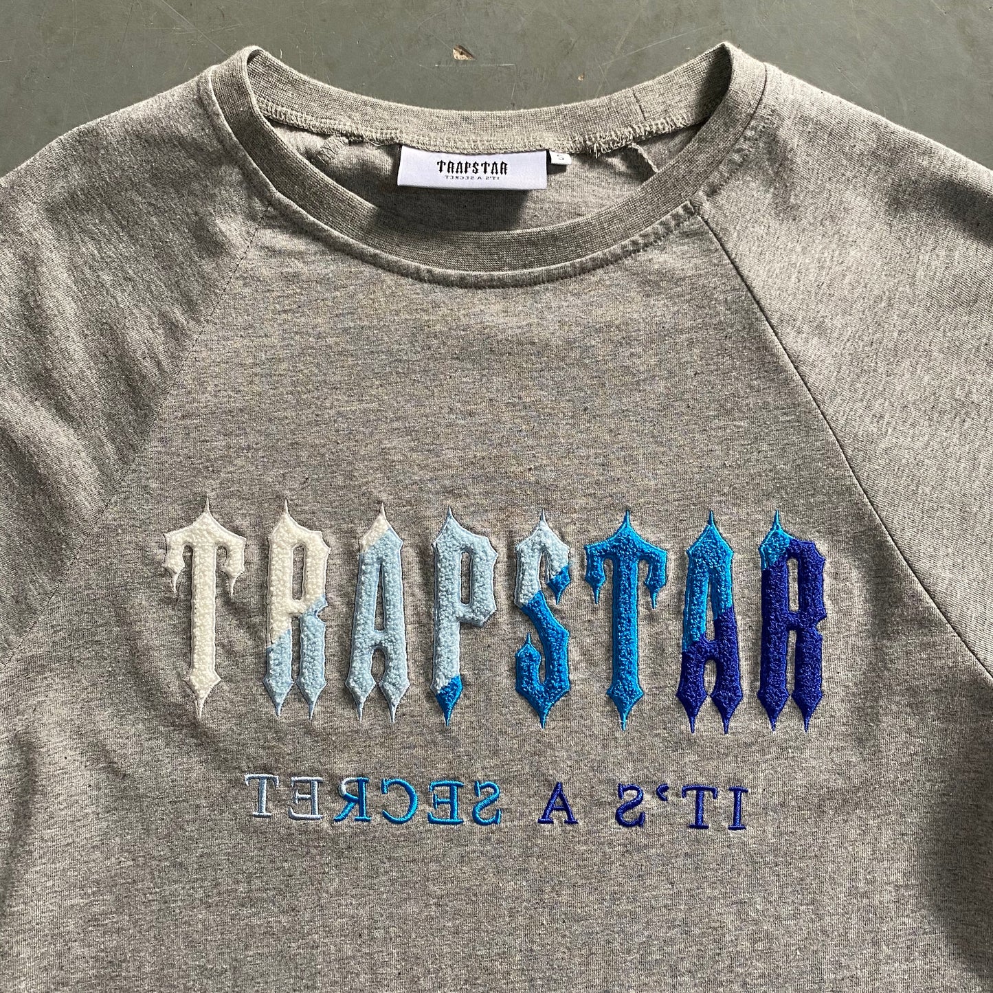 T-shirt Trapstar Decoded Cinzenta