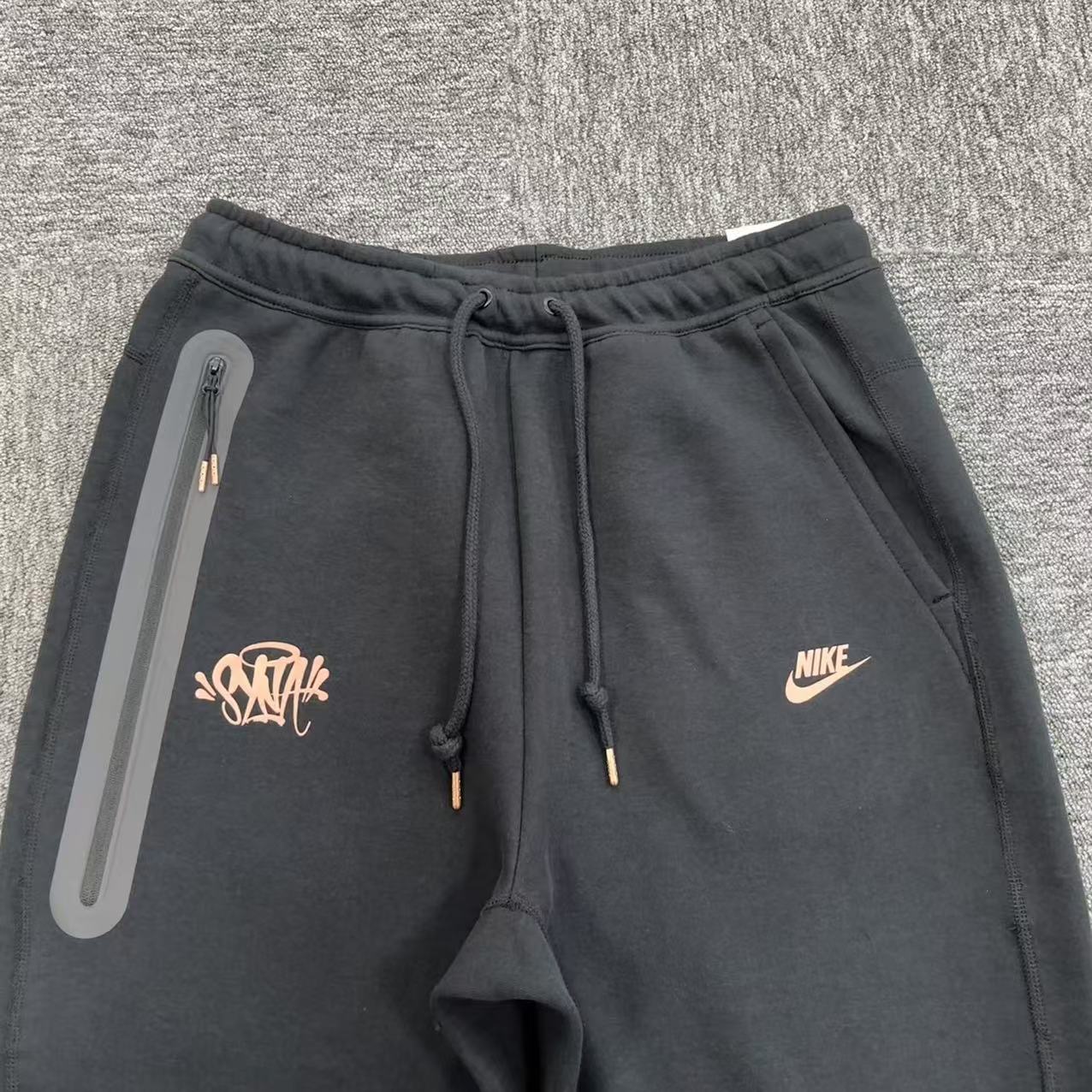 Calças Tech Fleece Nike x Syna